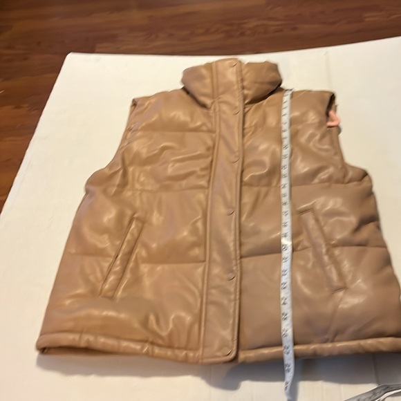 Abercrombie & Fitch-L-Tan-vegan leather, sleeveless, oversized, puffer, vest. - Picture 11 of 12